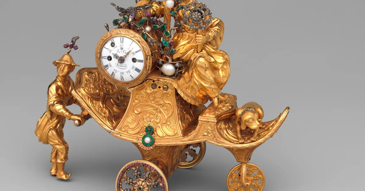 Autómata dorado del siglo XVIII: una figura empuja un carro en el que va sentada otra figura junto a un reloj